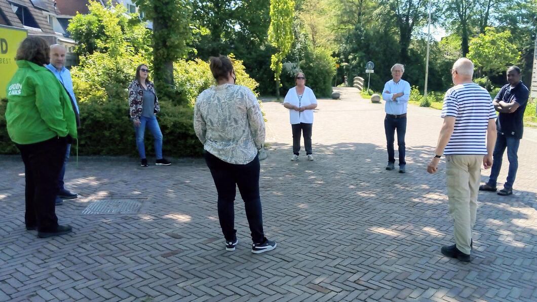 Foto wijkactie met raadsleden en burgers