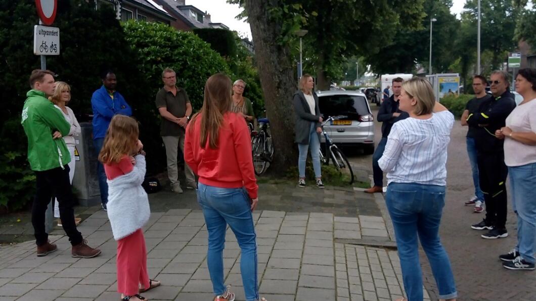 Bewoners van de Acacialaan in overleg met fractievoorzitter Beb Vastenhoud