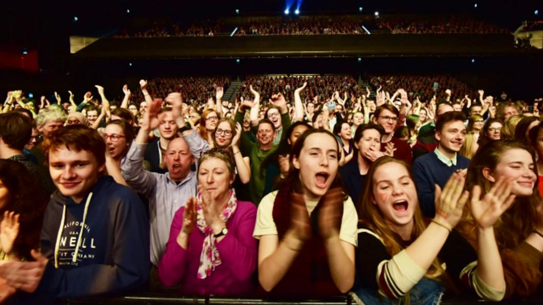 Klappende leden bij uitslagenavond GroenLinks in de melkweg op 15 maart 2017
