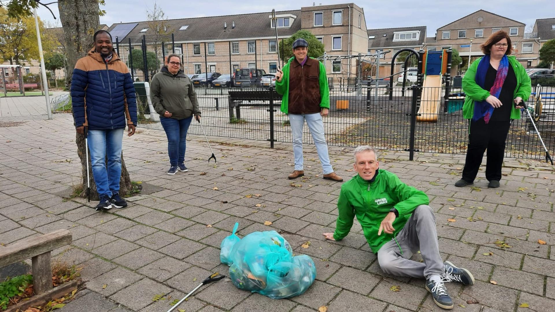 Peuken rapen bij wijkactie Klerkenhof