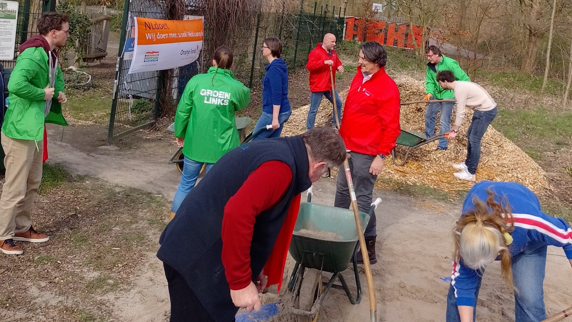 werken in de natuurspeeltuin door raadsleden GroenLinks PvdA